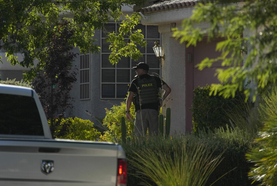 En politibetjent står vakt utenfor hjemmet til den folkevalgte mannen som er pågrepet for drapet på journalisten Jeff German i Las Vegas.