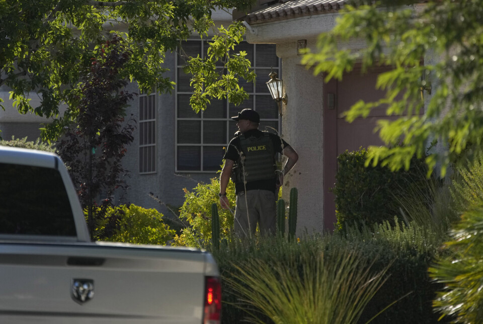 En politibetjent står vakt utenfor hjemmet til den folkevalgte mannen som er pågrepet for drapet på journalisten Jeff German i Las Vegas. En politibetjent står vakt utenfor hjemmet til den folkevalgte mannen som er pågrepet for drapet på journalisten Jeff German i Las Vegas.