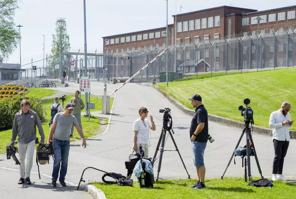 Journalister på plass utenfor Ila fengsel hvor de venter på at Viggo Kristiansen skal bli løslatt våren 2021.