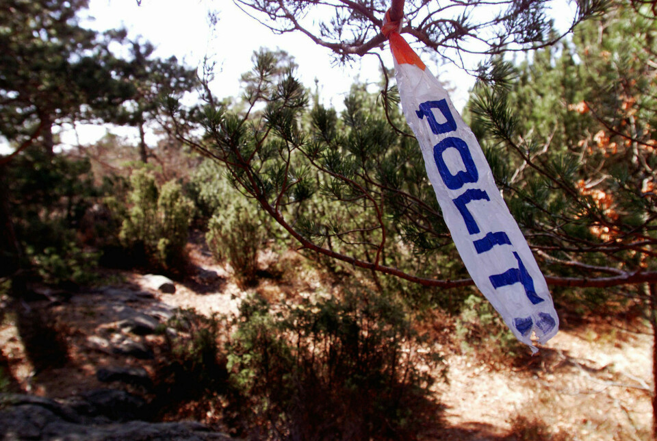 Politisperring ved stedet hvor Stine Sofie Sørstrønen og Lena Sløgedal Paulsen ble funnet drept 19. mai 2000.