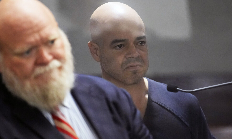 Han ble omtalt i kritiske saker og tapte gjenvalg. Nå er han siktet for knivdrap på journalisten bak sakene