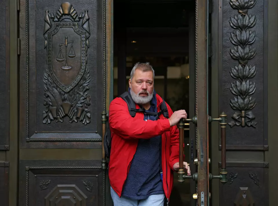 Sjefredaktør Dmitrij Muratov på vei ut av bygningen til russisk høyesterett i dag.