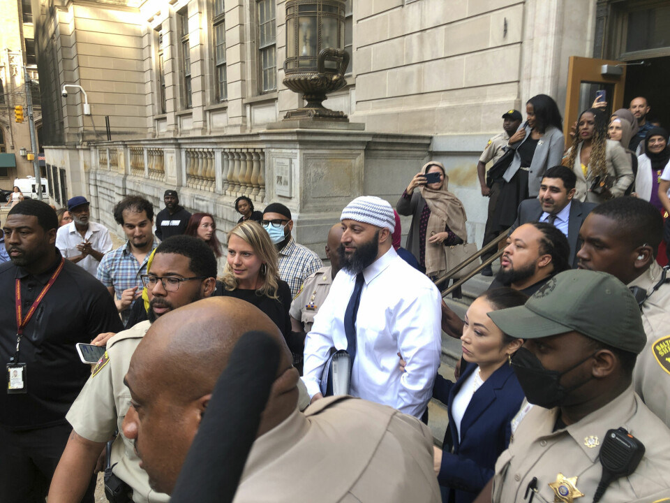 Adnan Syed (i midten) forlater rettslokalet i Baltimore mandag etter at en dommer beordret ham løslatt.