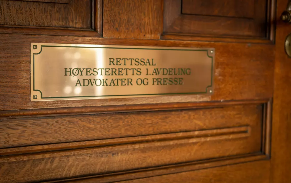 Normalt behandles denne typen anke skriftlig av Høyesteretts ankeutvalg, men i dag behandles saken muntlig av Høyesterett i avdeling med fem dommere.
