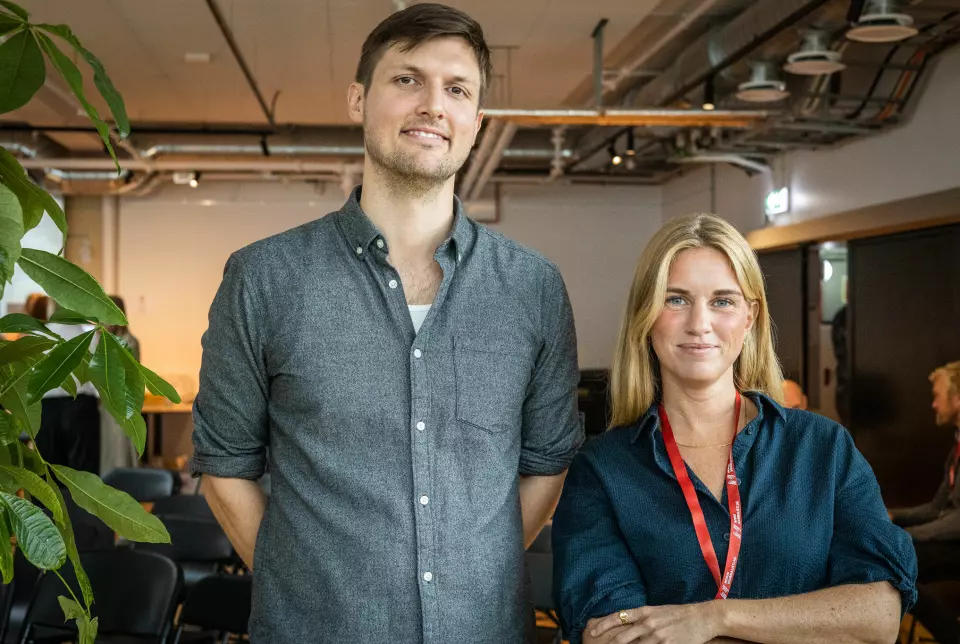 Svarttrost-journalistene Sindre Leganger og Synva Hjørnevik delte sine arbeidsmetoder for historiefortellende podkast under Fortellingens kraft-konferansen i forrige uke.