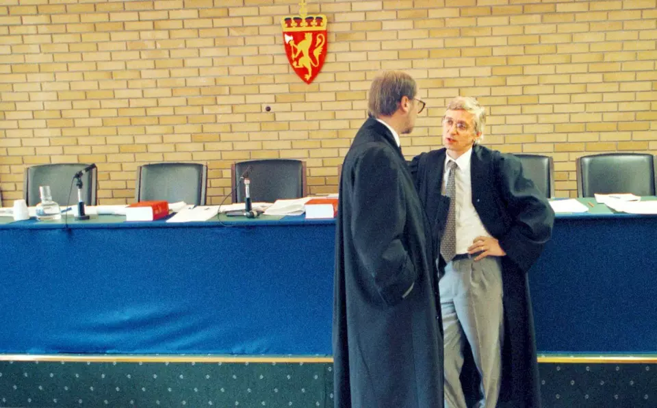 Aktor Harald L. Grønlien og forsvarer Arvid Sjødin i saken mot fetteren til Birgitte Tengs i 1997. Kunne saken fått et annet saksløp hvis journalistene hadde fått tilgang til sakens dokumenter?