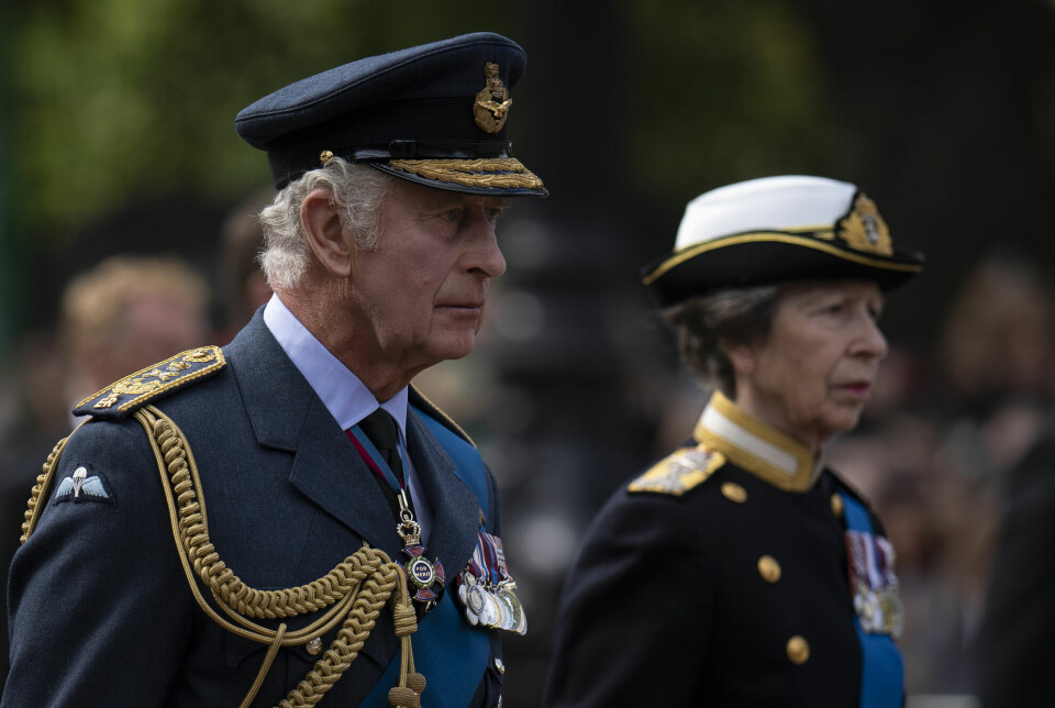 Kong Charles og prinsesse Anne under en prosesjon med kisten til dronning Elizabeth 14. september. Da begravelsen ble holdt fem dager senere, var det med stram regi fra kongehuset og BBC.
