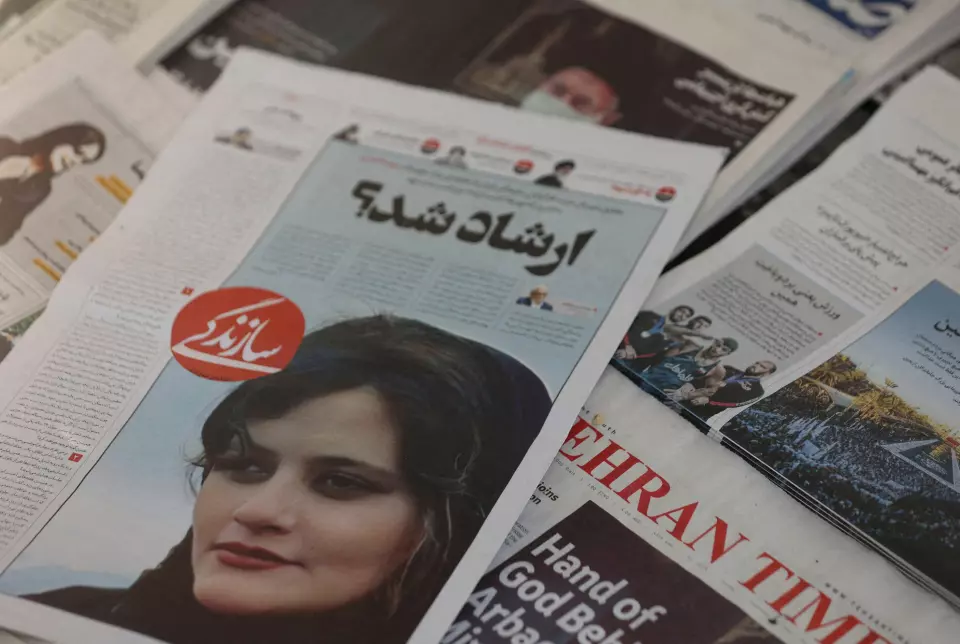 Mahsa Amini på forsiden av en avis.