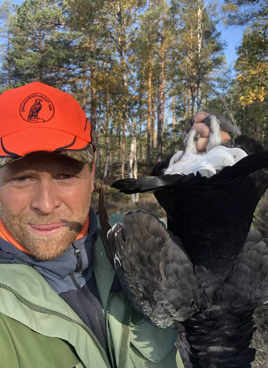 Ola Jordheim Halvorsen tar selfie med orrhanen etter jakt.