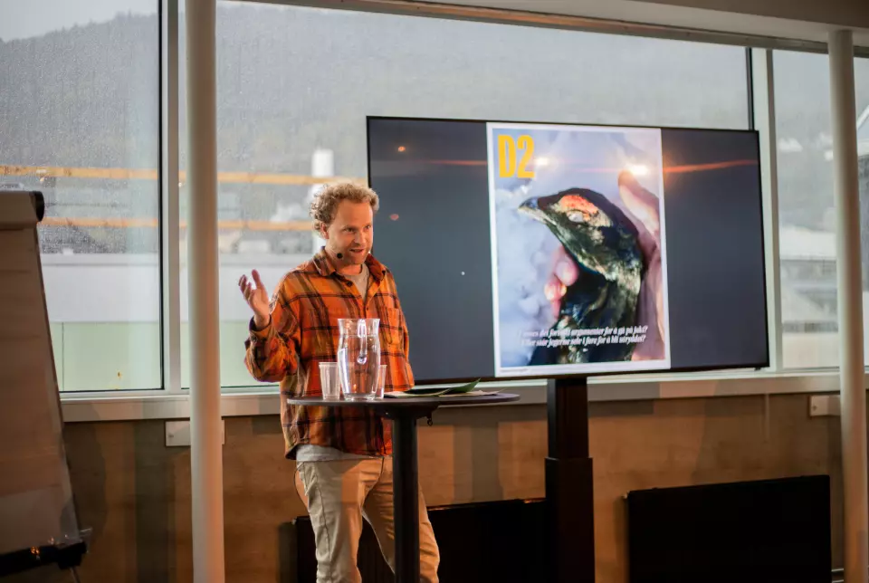 Ola Jordheim Halvorsen holder foredrag om jakten på orrhanen under Fortellingens kraft-konferansen i Bergen.