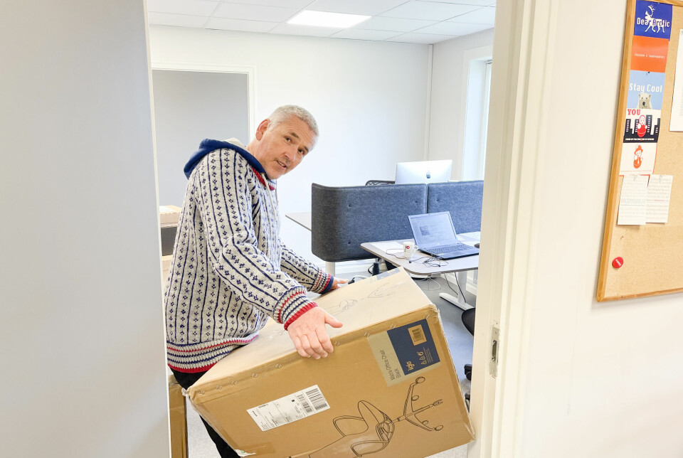 Barents Observers redaktør Thomas Nilsen bærer inn nye kontormøbler.