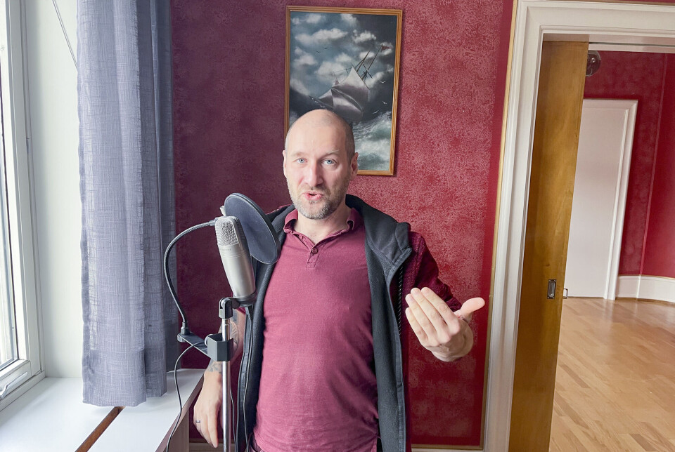 Denis Zagore lager podkast, som er en måte å sno seg rundt sensuren på. Denis Zagore lager podkast, som er en måte å sno seg rundt sensuren på.
