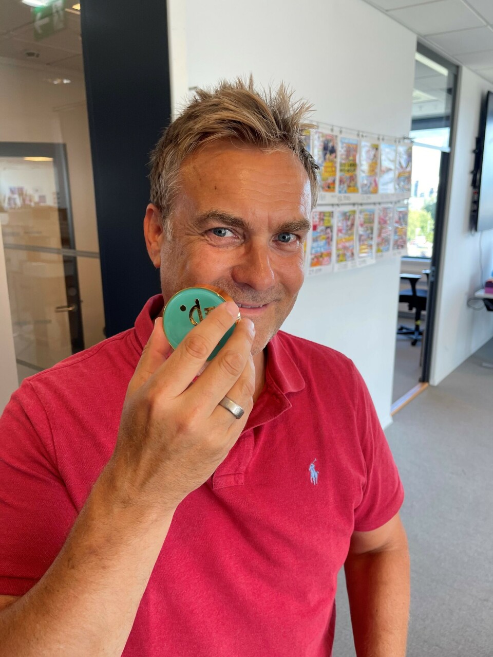 Anders Ellingsen med Durek Verretts medaljong. Anders Ellingsen med Durek Verretts medaljong.