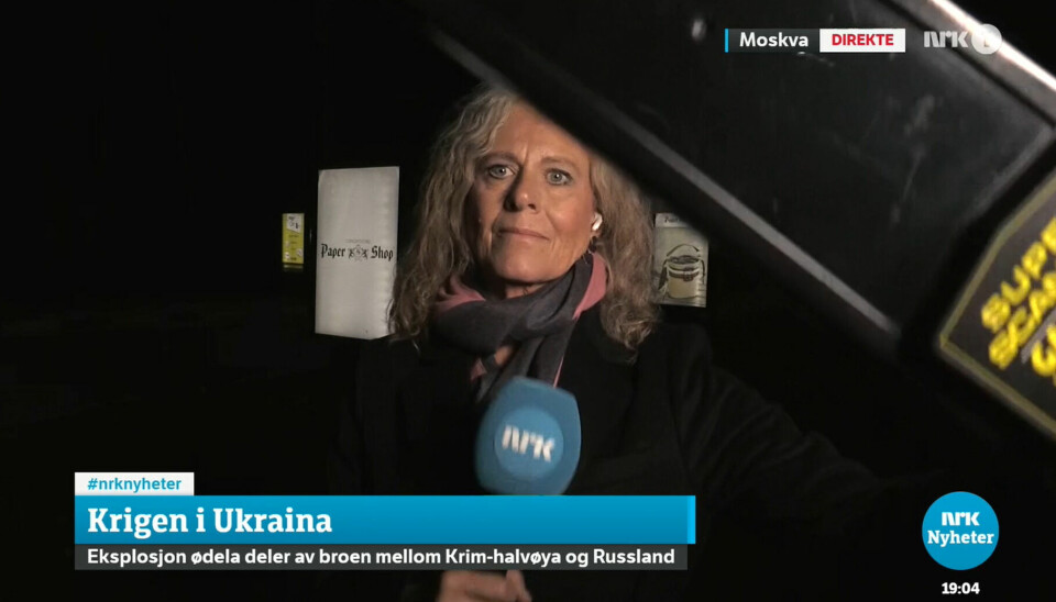 Her blir NRK-korrespondent Gro Holm avbrutt under direktesending.