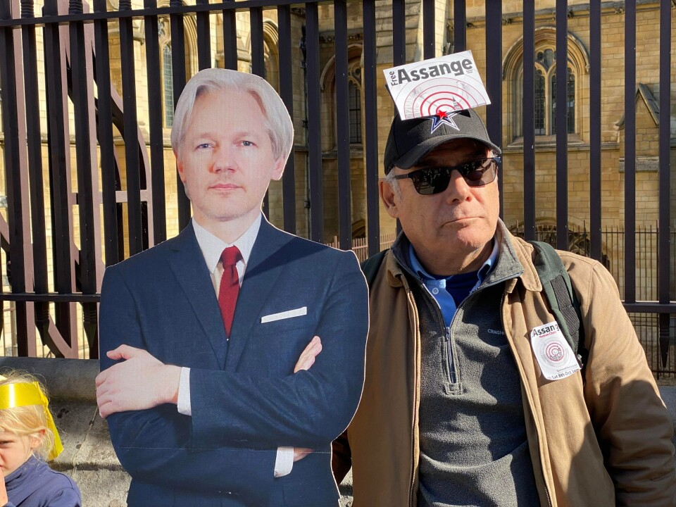 Lørdag demonstrerte tusenvis av mennesker utenfor parlamentet i London med krav om at Wikileaks-grunnlegger Julian Assange løslates. Lørdag demonstrerte tusenvis av mennesker utenfor parlamentet i London med krav om at Wikileaks-grunnlegger Julian Assange løslates.
