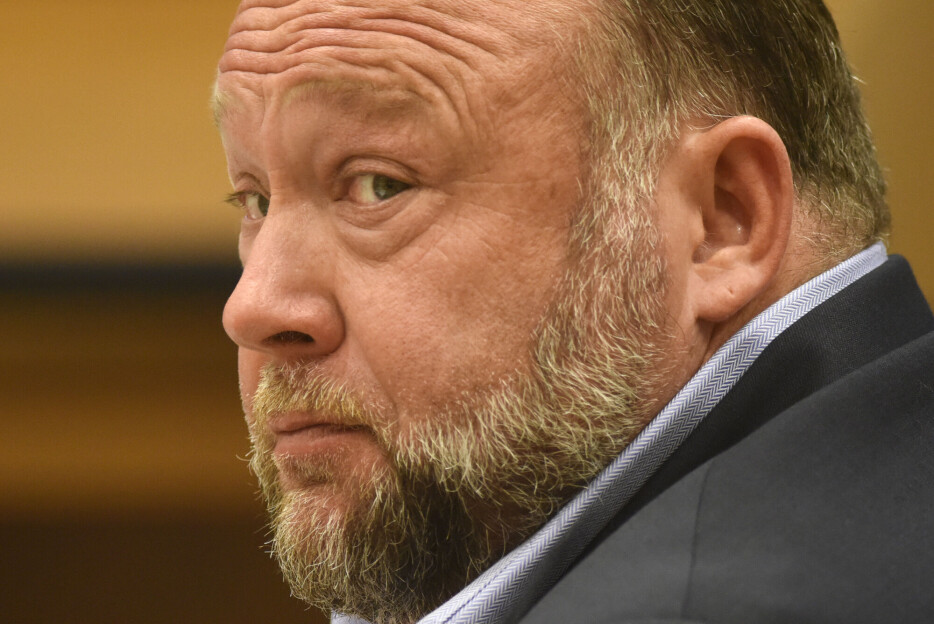 Jury krever at Alex Jones betaler 965 millioner dollar til Sandy Hook-etterlatte