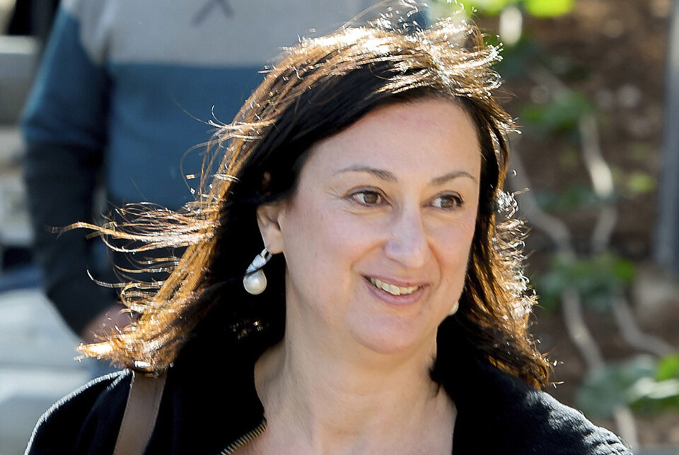Gravejournalisten Daphne Caruana Galizia ble drept i et attentat på Malta i oktober 2017. Fredag ble de to brødrene som plasserte bilbomben, dømt til 40 års fengsel, men det er fortsatt ikke klart hvem som ga dem oppdraget. Gravejournalisten Daphne Caruana Galizia ble drept i et attentat på Malta i oktober 2017. Fredag ble de to brødrene som plasserte bilbomben, dømt til 40 års fengsel, men det er fortsatt ikke klart hvem som ga dem oppdraget.