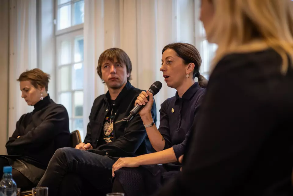 Årets mottakere av Free Media Awards møtte tirsdag til en panelsamtale hos Fritt Ord i Oslo. F.v.: Natalija Gumenjuk, Jevhen Maloletka og Katerina Sergatskova.