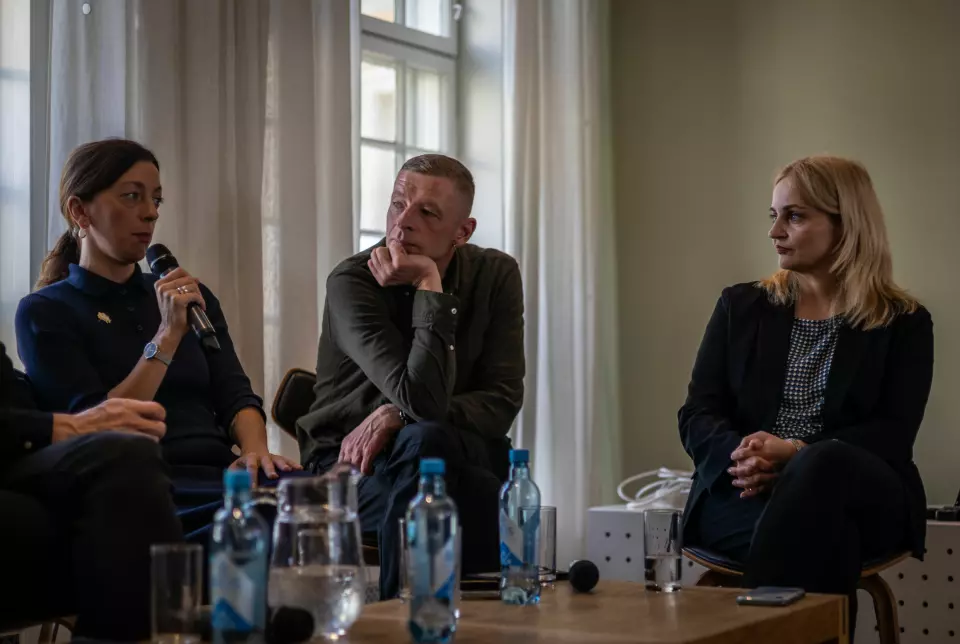 Under panelsamtalen tirsdag deltok Zaborona-redaktør Katerina Sergatskova (t.v.), foto- og videojournalist Andrij Dubtsjak og direktør i Radio Free Europe/Radio Liberty, Marjana Dratsj.