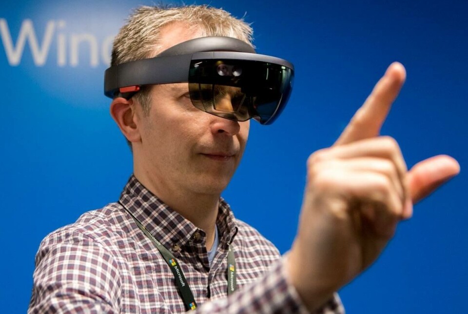Kurt Lekanger har dekket teknologi i en årrekke. Her tester han Microsofts Hololens. Kurt Lekanger har dekket teknologi i en årrekke. Her tester han Microsofts Hololens.