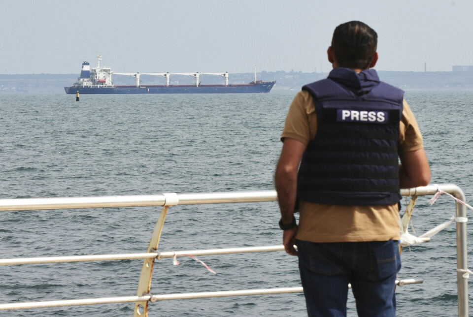 Det Europeiske Journalistforundet fordømmer RUJs beslutning om å åpne lokalavdelinger i de annekterte ukrainske områdene. Bildet viser en journalist som observerer tørrlasteskipet Razoni på vei fra havnen i Odessa i august.