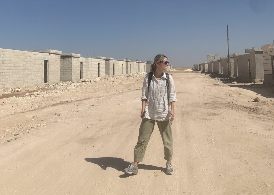 Hanne Christiansen under en omvisning i Tyrkias enorme byggeprosjekt for flyktninger i Azaz, nord i Syria.