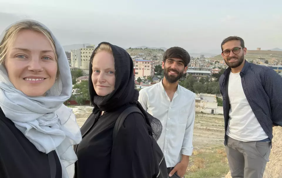 Hanne Christiansen i Kabul med fotograf Monica Strømdahl og de lokale fikserne Qayoob og Hamid.