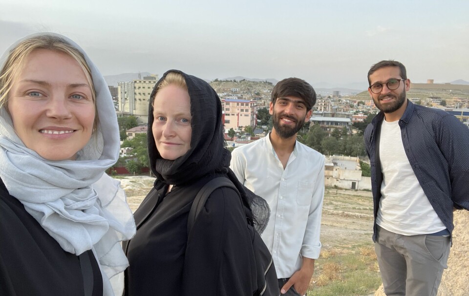 Hanne Christiansen i Kabul med fotograf Monica Strømdahl og de lokale fikserne Qayoob og Hamid. Hanne Christiansen i Kabul med fotograf Monica Strømdahl og de lokale fikserne Qayoob og Hamid.