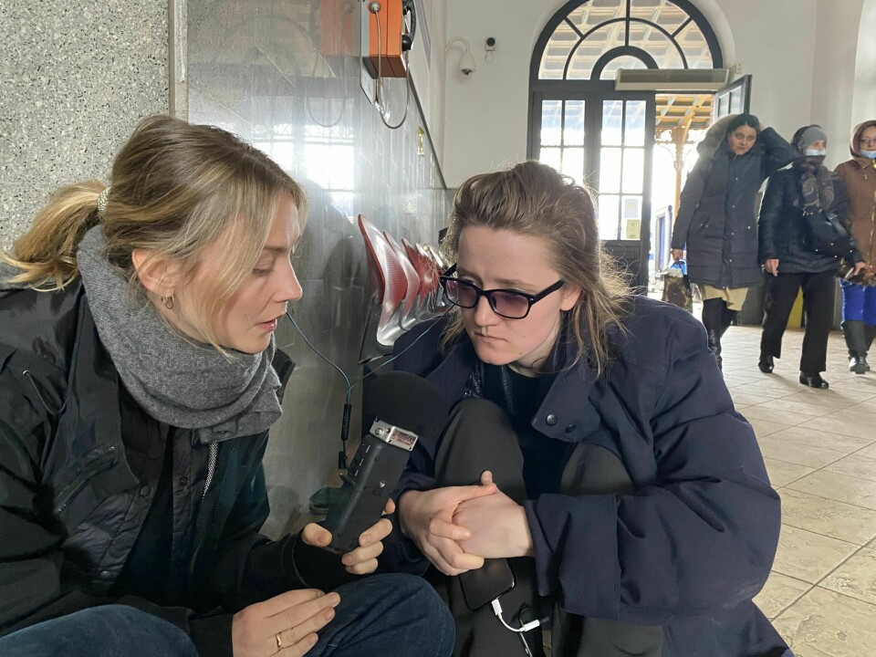 Hanne Christiansen spiller inn podkast med Aftenposten-kollega Gina Grieg Riisnæs på vei ut av Kyiv i februar 2022.