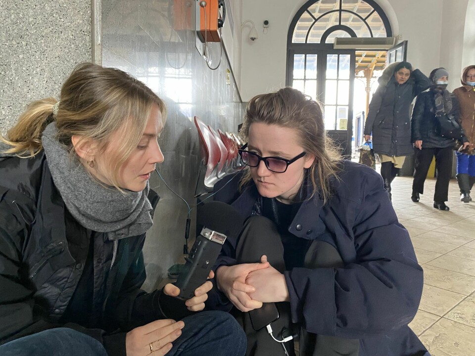Hanne Christiansen spiller inn podkast med Aftenposten-kollega Gina Grieg Riisnæs på vei ut av Kyiv i februar 2022. Hanne Christiansen spiller inn podkast med Aftenposten-kollega Gina Grieg Riisnæs på vei ut av Kyiv i februar 2022.