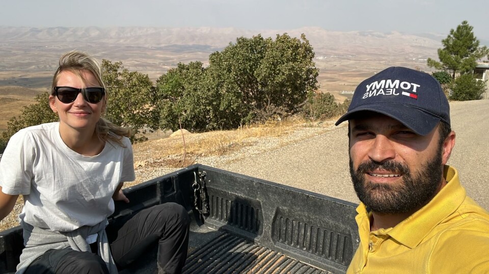 På vei opp i fjellet i Nord-Irak med fotograf og journalistkollega Afshin Ismaeli. På vei opp i fjellet i Nord-Irak med fotograf og journalistkollega Afshin Ismaeli.