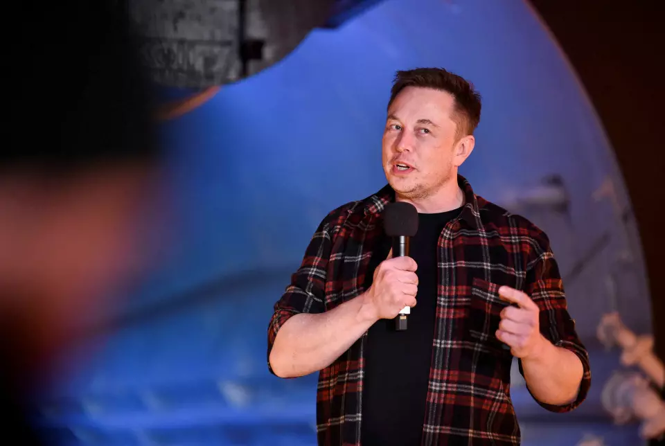 Twitters nye sjef Elon Musk har bedt ansatte om å velge innen torsdag mellom å jobbe intense, lange skift, eller å miste jobben.