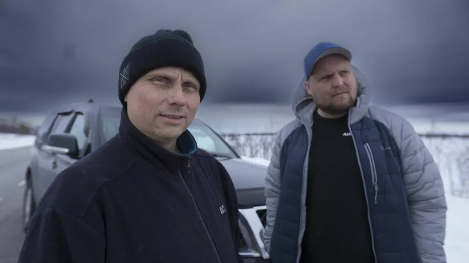 «Forbannelsen - Uhkádus» har Ole Rune Hætta (t.v.) og Stian Thorbjørnsen som programledere. Og presenteres i både norsk og samisk språkdrakt hos NRK.