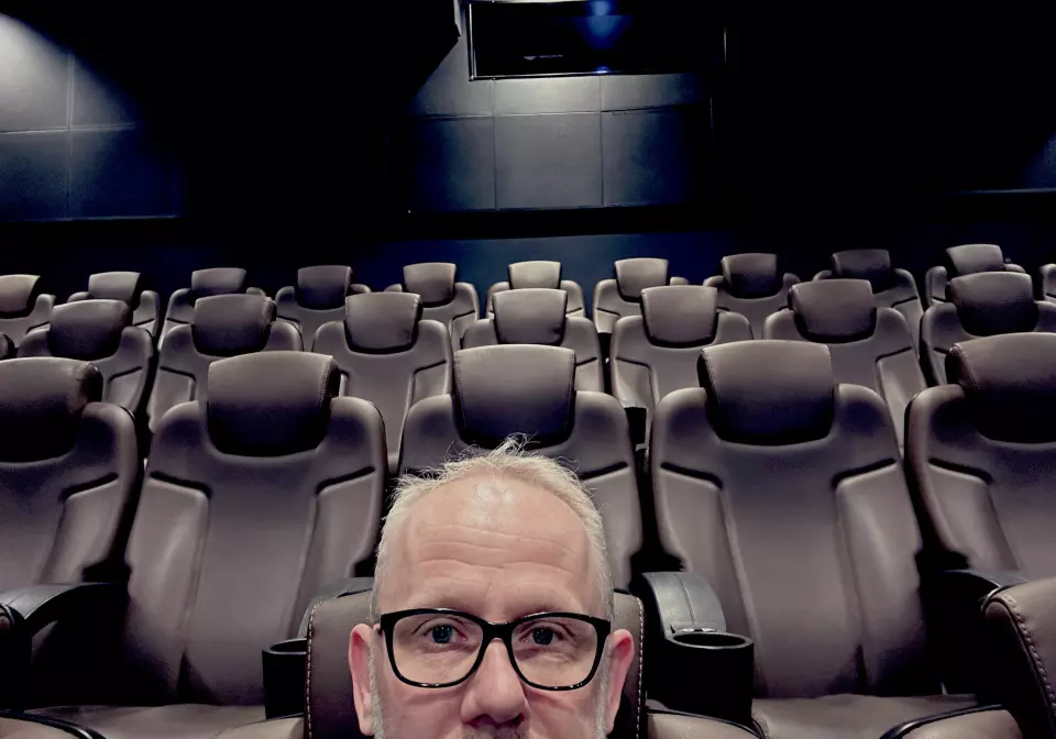 Hvor er alle sammen? Journalisten-redaktøren på kino. Helt alene i en tom kinosal.