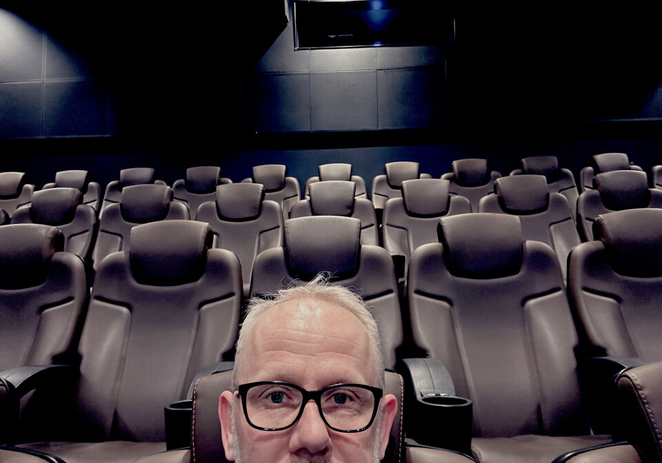 Hvor er alle sammen? Journalisten-redaktøren på kino. Helt alene i en tom kinosal. Hvor er alle sammen? Journalisten-redaktøren på kino. Helt alene i en tom kinosal.