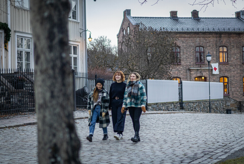 Kjersti Binh Hegna, Ylva Helene Schwenk og Silje Olsen Engenes på Akershus Festning i Oslo, der Forsvarets forum holder til.