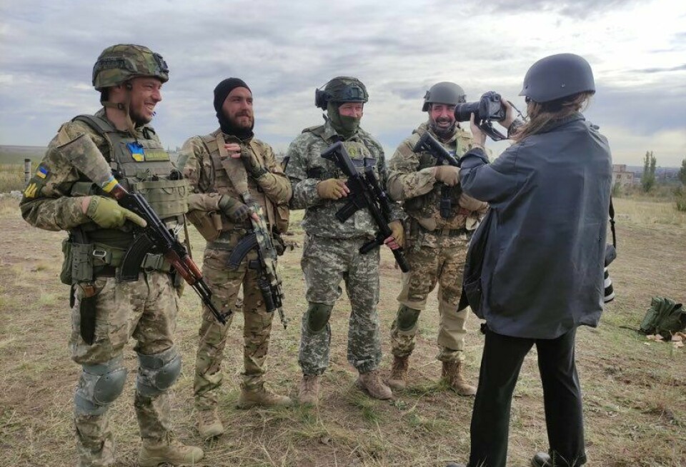 Gina Grieg Riisnæs på øvelse med ukrainske soldater i Mykolajiv.