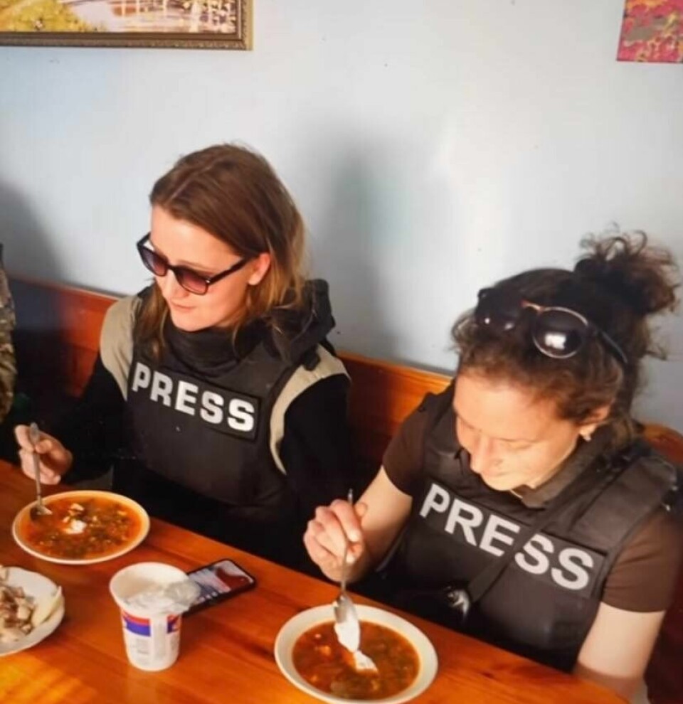 Aftenposten-korrespondenten og fikser Tanja spiser borscht under en reportasjetur i Kherson-regionen i mai i landsbyen Orlove, et par kilometer unna fronten. – Selv i farlige situasjoner insisterer soldater og lokale på å mate deg.