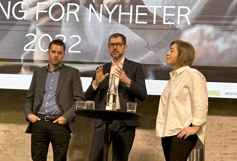 Tor Jacobsen (Schibsted), Bjørn K. Bore (Vårt Land) og Katrine Strøm (Hamar Arbeiderblad) på scenen for å diskutere betalingsvilje.