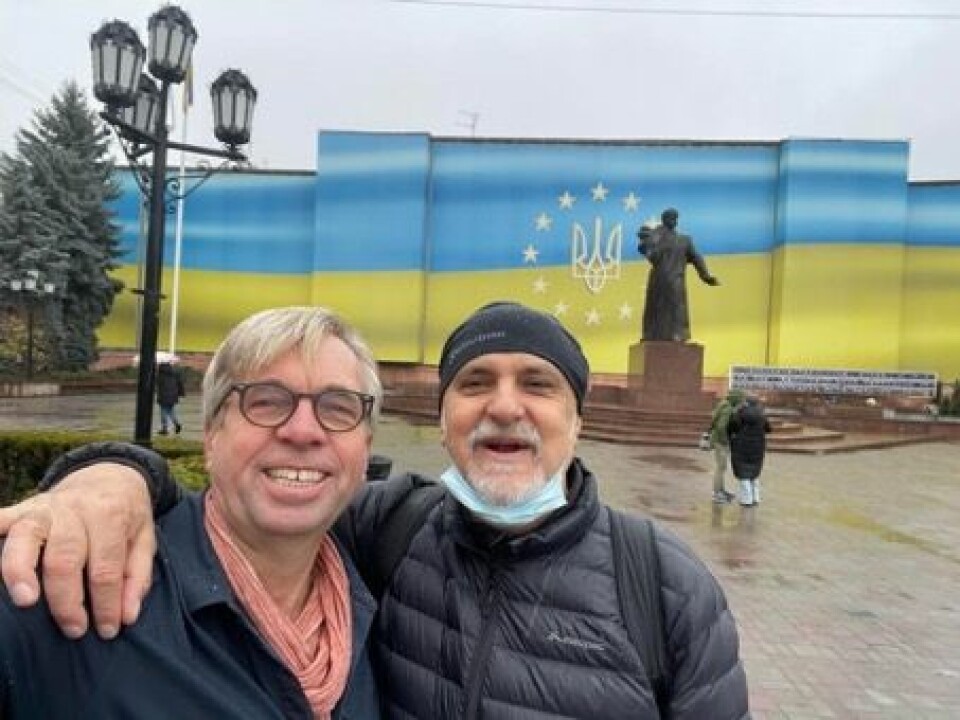 Geir Terje Ruud og Ivo Burum i Ukraina i november 2022. Her holdt de kurs i hvordan drive journalistikk med mobilen som verktøy.