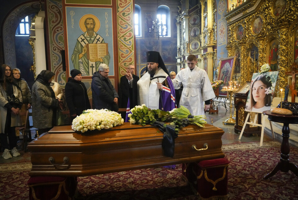 Bildet er fra begravelsen til 24 år gamle ukrainske journalisten Oleksandra Kuvshinovable. Hun døde da Fox News-teamet hun jobbet for ble beskutt.