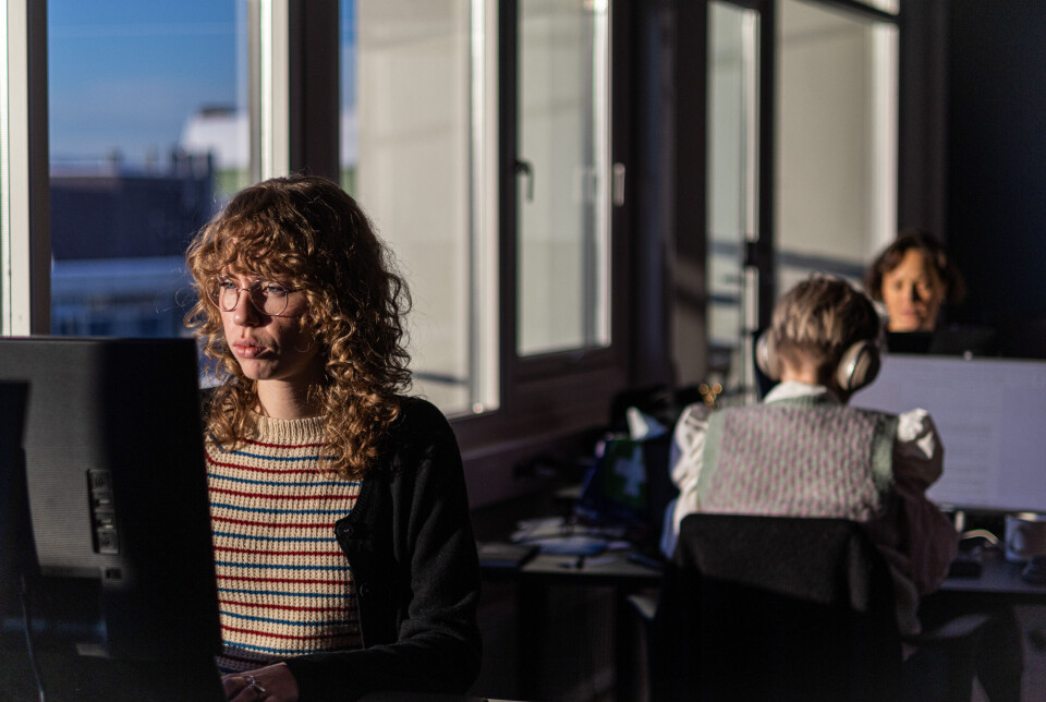 Fra venstre sitter redaksjonsassistent Ingrid Skovdahl, nisjeredaktør for helse Silje Sjursen Skiphamn, og nisjeredaktør for EU/EØS Christina Kullmann Five. Fra venstre sitter redaksjonsassistent Ingrid Skovdahl, nisjeredaktør for helse Silje Sjursen Skiphamn, og nisjeredaktør for EU/EØS Christina Kullmann Five.