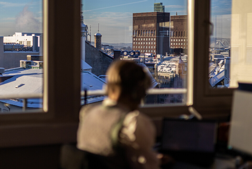Nisjeredaktør for helse, Silje Sjursen Skiphamn, jobber ved kontorplassen sin. Fra Altinget kan en se over store deler av Oslo sentrum.
