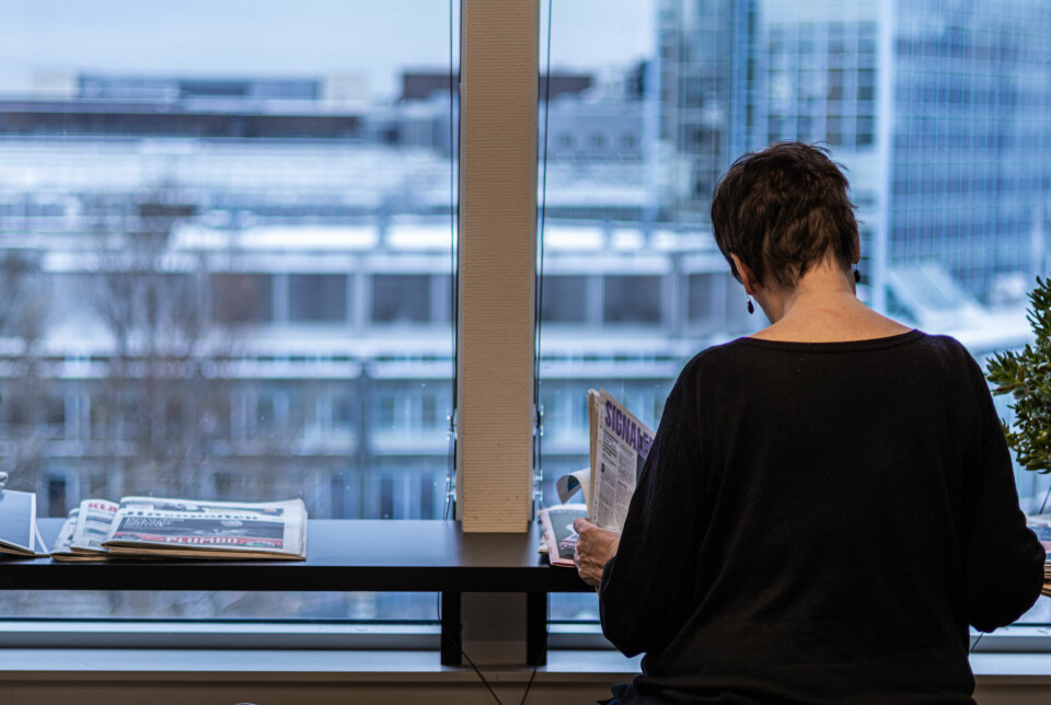 Når hun trenger en liten pause, pleier Nina å sette seg ved vinduet og leser Dagbladet eller VG.