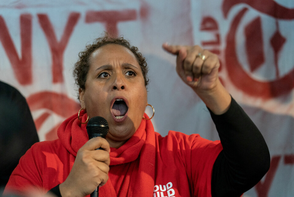Susan DeCarava, leder av fagforeningen The Newsguild holder tale under en demonstrasjon med de ansatte i The New York Times i Manhattan i desember 2022.