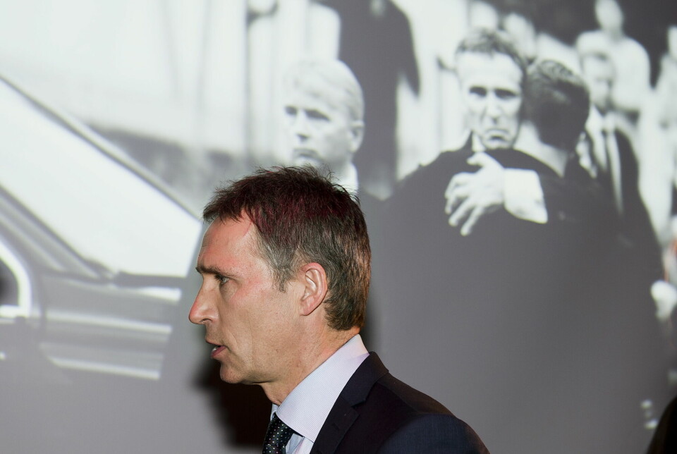 Jens Stoltenberg foran Årets bilde 2011: «En klem hele Norge trengte». Vinnerbildet er tatt av Tommy Ellingsen.