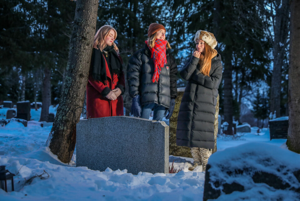 Søstrene Anna Lisa, Ina Elisabeth og Amalie ved grava til moren Nina på Tromsø gravlund.