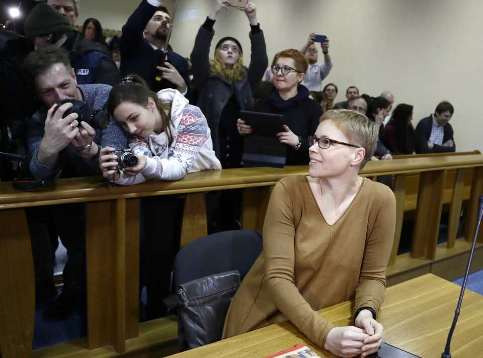 Maryna Zolatava, sjefredaktør i den belarusiske uavhengige nettavisen Tut.by var en av tre journalister som møtte i retten i Minsk mandag. Bildet er fra en rettssak mot henne i 2019.