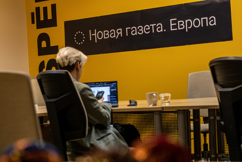 I redaksjonslokalet henger en stor plakat med navnet på europeiske Novaja Gazeta.