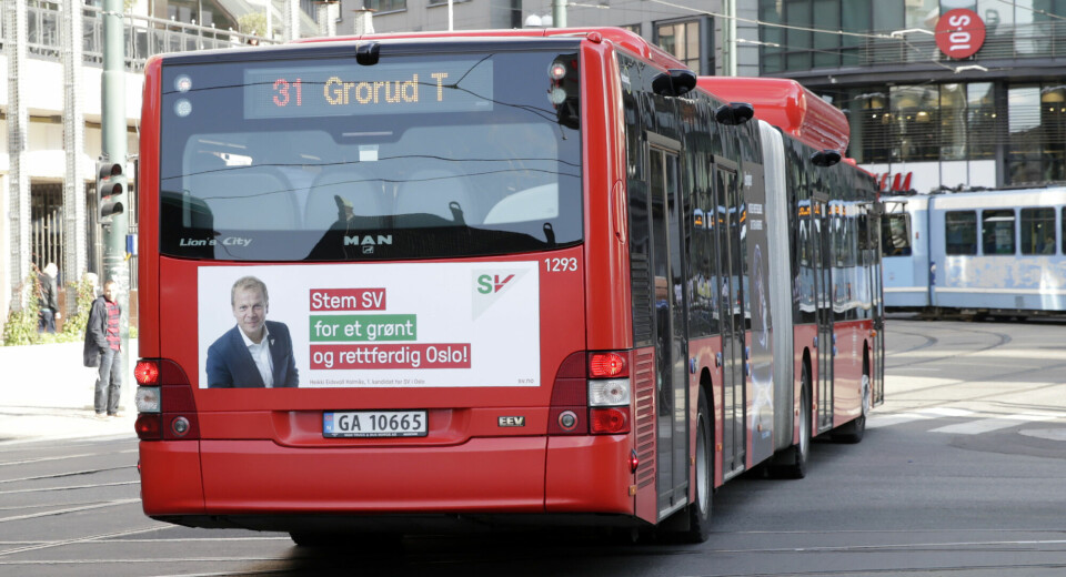 Medietilsynet støtter forslag om politisk TV-reklame. Her reklame for SV på en buss i Oslo.